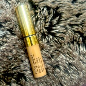 Estée Lauder Double Wear
Radiant Concealer
